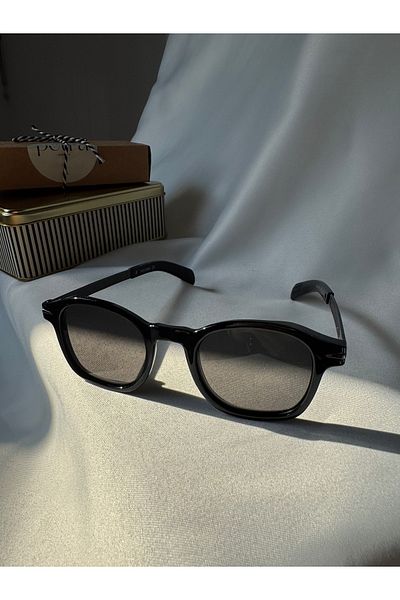 Petra Jeweils Classic Black Sunglasses