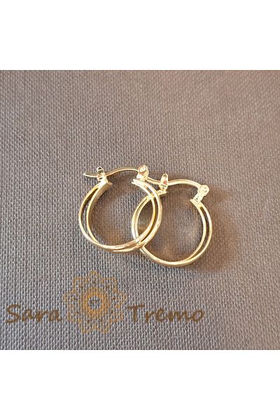 saratremo Small Earrings with Two Overlapping Rings, 2 cm – Modern Elegance and Subtle Refinement