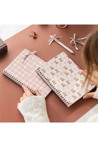 Mu Art Ahşap Copertă din carton A5 cu spirală Set de 2 caiete școlare în carouri 80 de coli, ursuleț cu program de cursuri