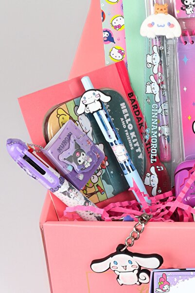 Hello Kitty DEKOMUS İLE LİSANSLI ÖZEL KUTULU HELLO KITTY AND BEST FRIENDS KUROMI,CINNAMOROL,MY MELODY 18 PARÇA K