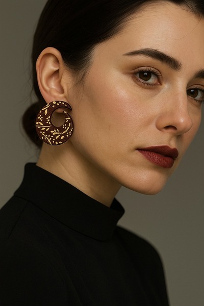 Lu Atelier Golden Bloom El Yapımı Ahşap Küpe – Altın Desenli, Etnik Tasarım, Hafif ve Şık