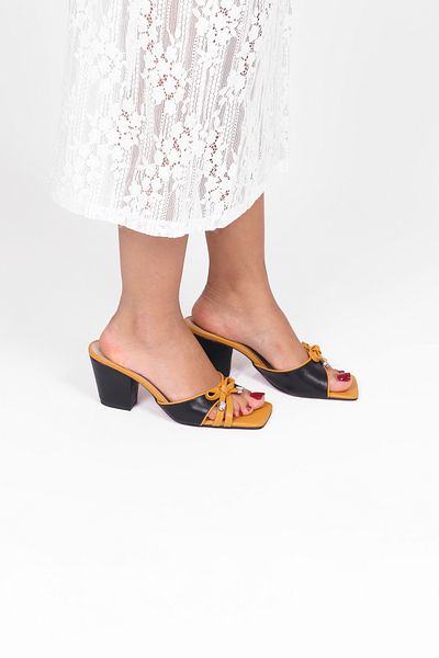 Extra Shoes İstanbul شبشب نسائي بكعب مزين بفيونكة الخردل باللون الأسود