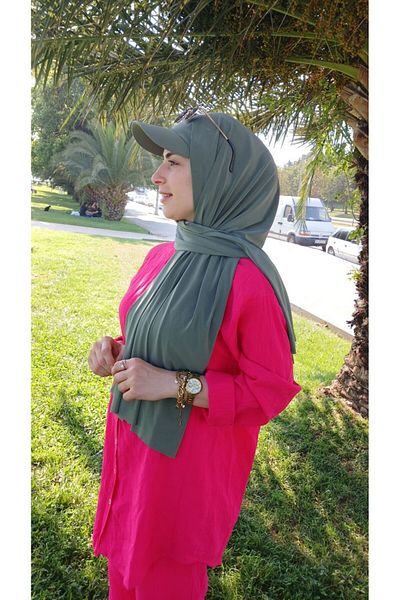 Nilbutik Ready-made Shawl with Hat and Bonnet. Pool Sea Bonnet Shawl that can be used over a Hijab.