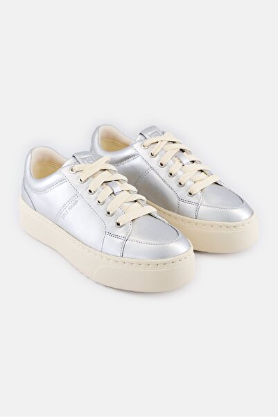 Cole Haan حذاء رياضي نسائي متوسط الارتفاع Gp Max Platform Snkr برباط، فضي
