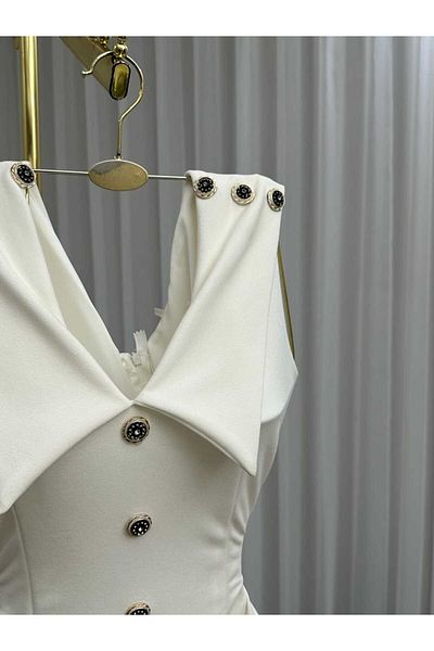 SOOL An elegant, soft white dress, distinguished by its high-quality and elegant fabric.