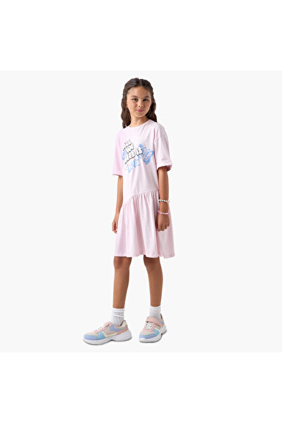 Juniors فستان بطبعة طباعية مع رقبة دائرية وأكمام قصيرة