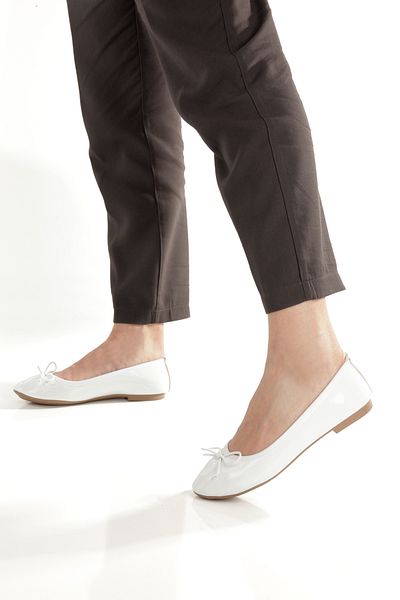 Ayakkabı Podyumum ''Ni̇l'' White Patent Leather Round Toe Mustache Bow Flat Heeled Orthopedic Closed Ballerinas New Season
