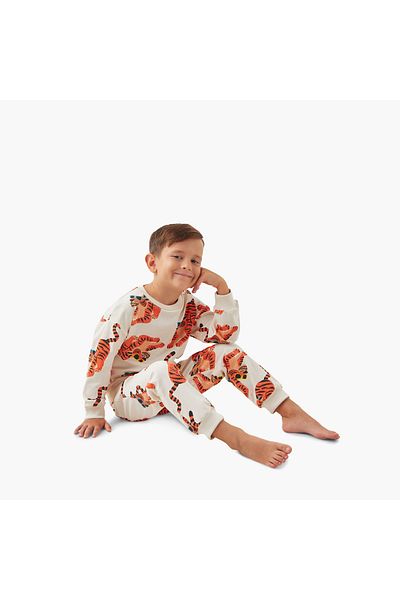 Juniors All-Over Tiger Print Long Sleeves Sweatshirt and Joggers Set
