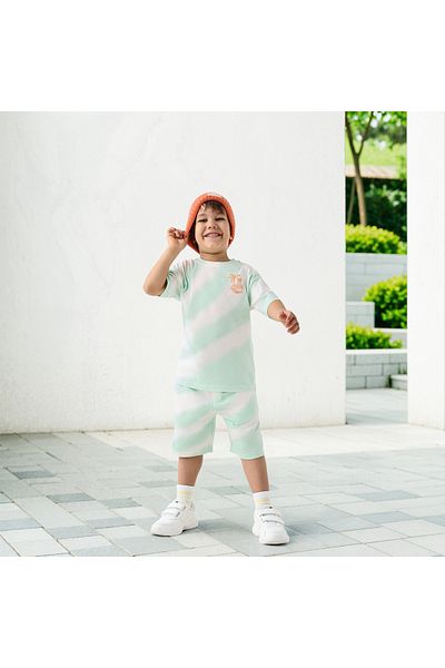 Juniors طقم تي شيرت وشورت مطبوع بالكامل