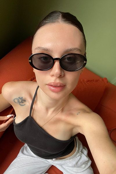 REN EYEWEAR نظارات شمسية نسائية بيضاوية سوداء من Ovelle – تصميم عصري مع تفاصيل إكسسوارات UV400