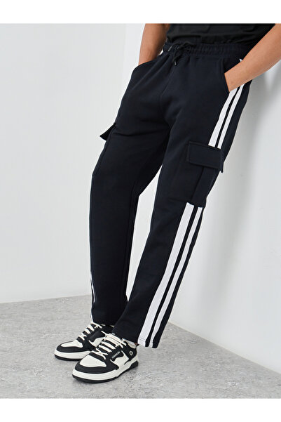 Styli Side Twill Tape Oversized Joggers with Cargo Pockets Deatil