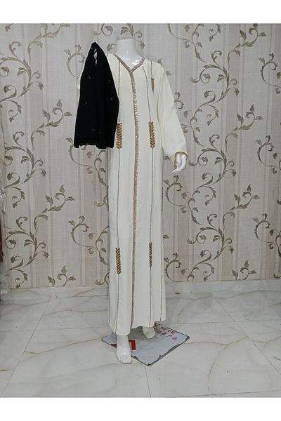 LAİN Elegant women's jalabiya, designed with shiny gold and silver embroidery along the length of the jalabiya, with a gift of a jeweled shawl