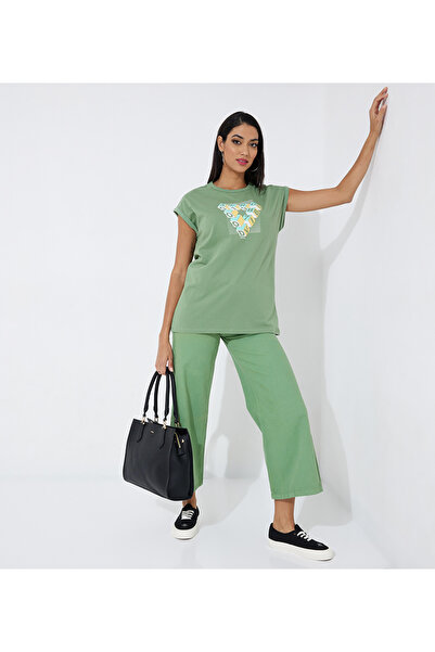Aeropostale تي شيرت AERO للبنات بقصّة عادية وطبعة منفوخة على الصدر
