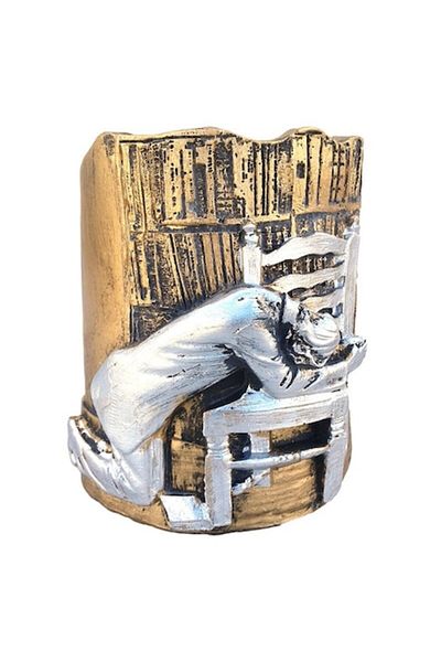 OEM Pen holder made of resin with praying man, 7x9cm, M1