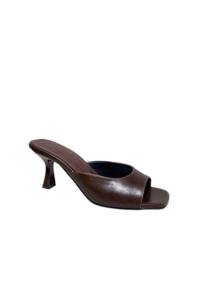 Fox Shoes U654080909 Кафяви дамски чехли на ток
