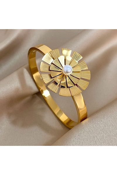 Eva Grace Kalleigh gold flower-shaped bracelet with pearl and stainless steel