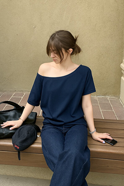 Tarz Cool Синя жіноча футболка з низькими плечима, човниковим коміром та оверсайз кроєм