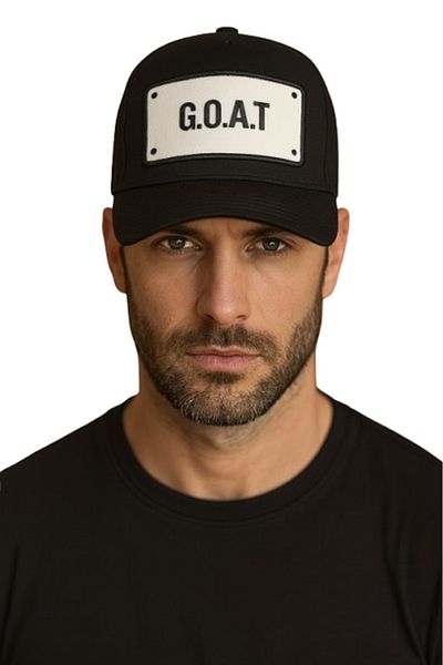 CosmoOutlet قبعة G.O.A.T مكتوبة قابلة للتعديل موديل أسود-أبيض للرجال