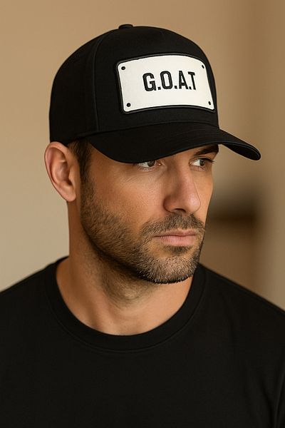 CosmoOutlet قبعة G.O.A.T مكتوبة قابلة للتعديل موديل أسود-أبيض للرجال