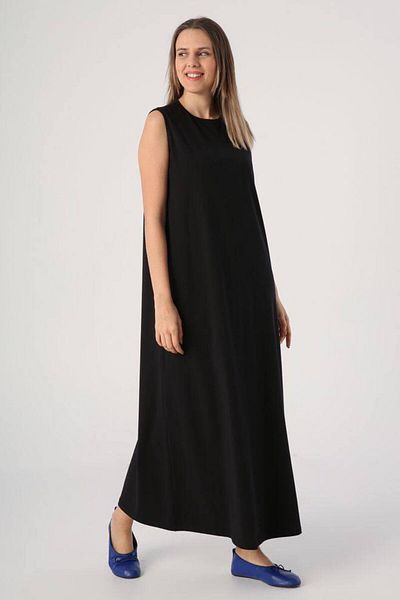 Lyaly aljlabyh "Simple Elegance" dress from Layali Al Jalabiya - a plain black, long, sleeveless dress, for a modern and comfortable look