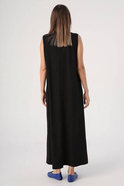 Lyaly aljlabyh "Simple Elegance" dress from Layali Al Jalabiya - a plain black, long, sleeveless dress, for a modern and comfortable look