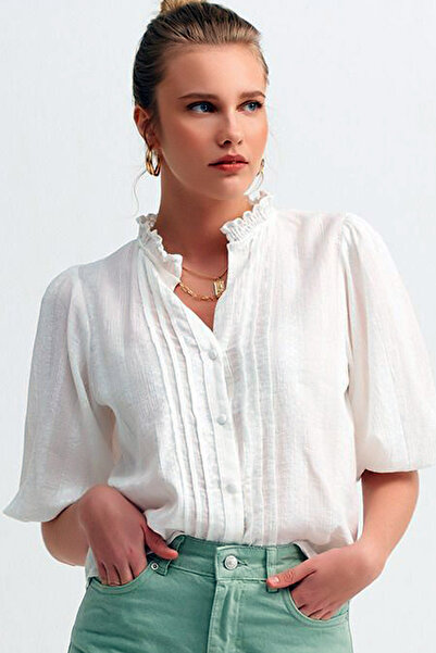 MissKybele Dik Yaka Göğsü ve Yakası Nevür Fırfır Detay Düğme Kapama Kendinden Desneli yarım Balon kol Gömlek