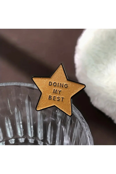 MAURA LIYUZA "Doing My Best" / "Elimden Gelenin En İyisini Yapıyorum" Yazılı Yıldız Tasarım Broş
