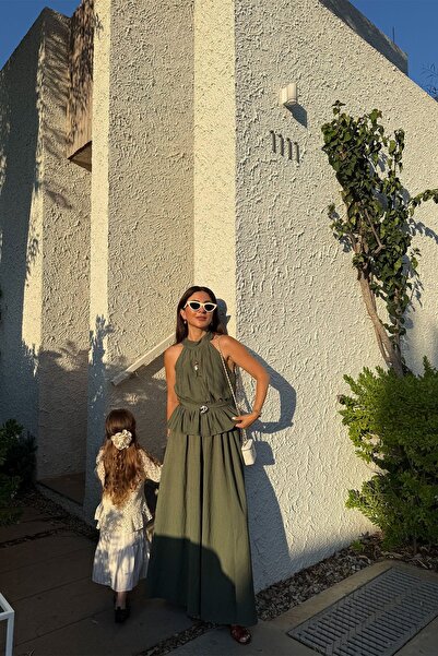 Özge Özgenç Piliseli Halter Yaka Bluz Etek Takım