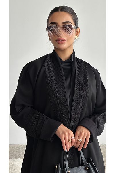 outline Black abaya with bisht embroidery