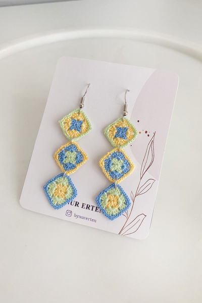 By Nur Erten El Yapımı Örgü Küpe | Renkli Kare Motif | Bohem Tarz – Hafif & Şık