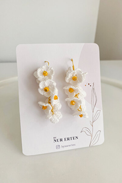 By Nur Erten El Yapımı Beyaz Çiçekli Örgü Küpe | Zarif & Şık | Hafif Tasarım | Gold Detaylı