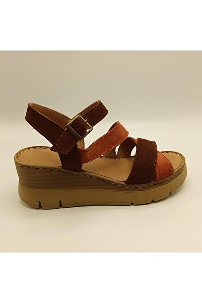 Ametist صندل من الجلد السويدي بحزام متقاطع ورباط للكاحل - بلاط/بني حامض