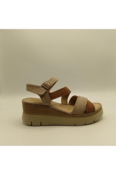 Ametist صندل من الجلد السويدي بحزام متقاطع ورباط للكاحل - بيج/بني فاتح