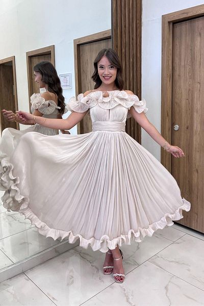 By Saygı Rochie midi din șifon pliat, căptușită cu bretele subțiri, cu detaliu volant