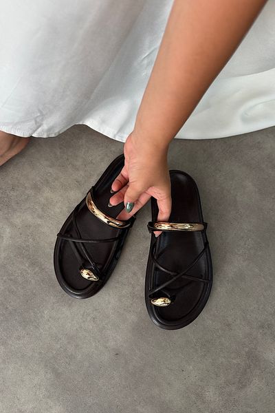 SHOEBELLAS Γυναικείες παντόφλες Genja Bitter Brown Gold Buckle Ring με λεπτομέρειες