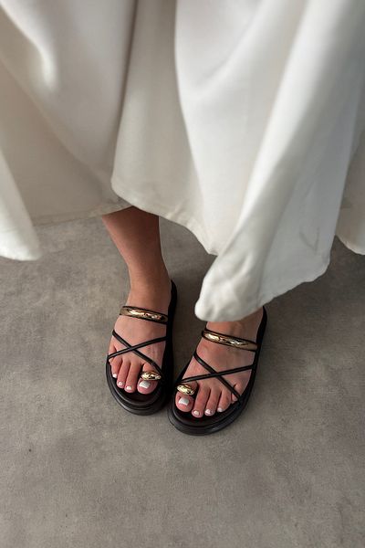 SHOEBELLAS Γυναικείες παντόφλες Genja Bitter Brown Gold Buckle Ring με λεπτομέρειες