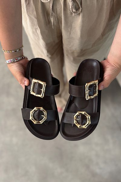 SHOEBELLAS Γυναικείες παντόφλες Rema Bitter Brown με χρυσή αγκράφα