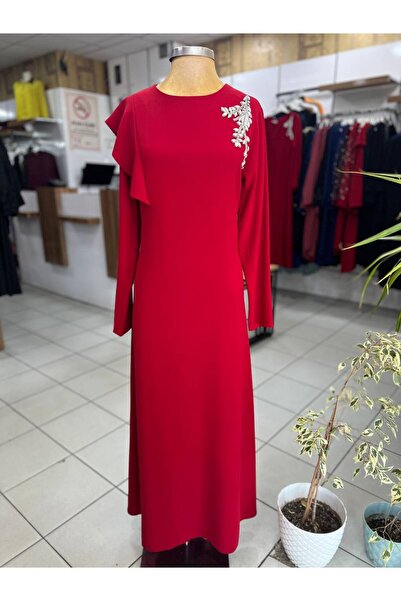 Janset Omuzu inci Detaylı Kırmızı Elbise