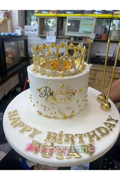 Happyland Birthday Queen Gold Cake Front Plexy Cake Writing Cake over Plexy Writing