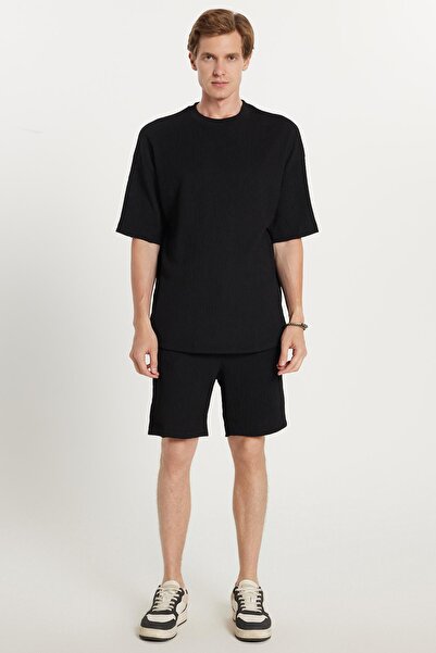 Tudors Men's Oversize Wide Cut Crew Neck Seersucker Fabric Lace-Up Waist Black Shorts Set