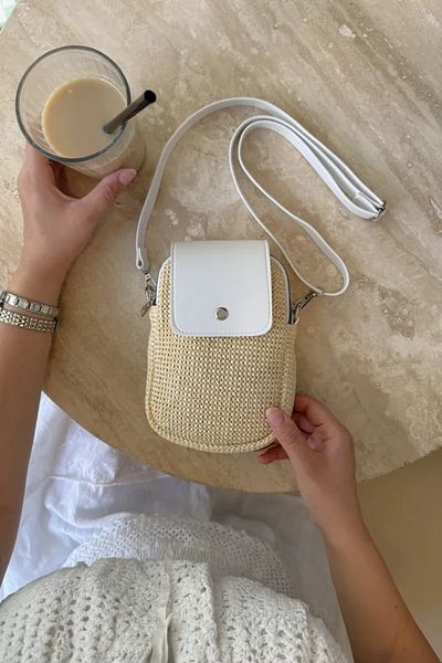 LEONAS Mini geantă de umăr și crossbody cu capac din piele cu detalii din paie Jeremi White