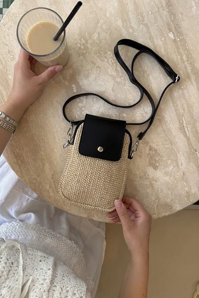 LEONAS Mini geantă de umăr și crossbody cu capac din piele cu detalii din paie Jeremi Black