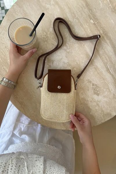 LEONAS Mini geantă de umăr și crossbody cu capac din piele cu detalii din paie Jeremi Taba