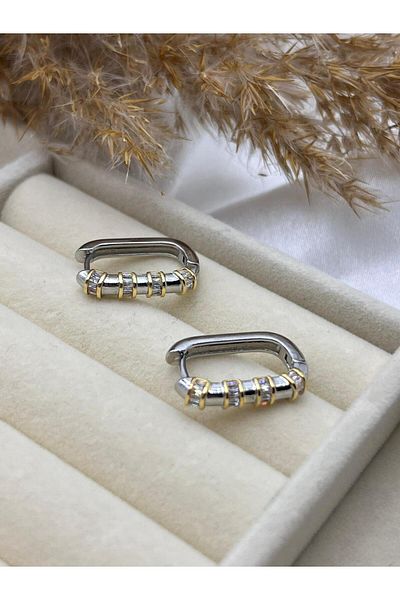Yıldız Accessory أقراط فضية اللون من الفولاذ على شكل بيضاوي مرصعة بحجر الباجيت مع تفاصيل ذهبية