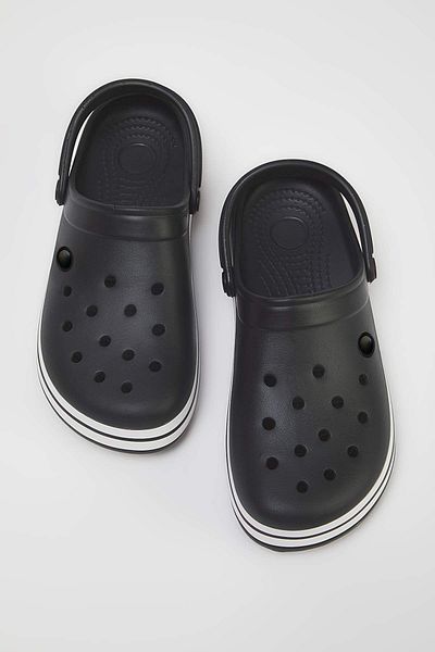TRENDYOL SHOES صندل إيفا للرجال ذو نعل خفيف ومغلق من الأمام باللون الأسود TAKSS25TE00056