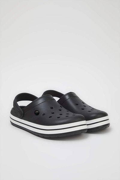TRENDYOL SHOES صندل إيفا للرجال ذو نعل خفيف ومغلق من الأمام باللون الأسود TAKSS25TE00056