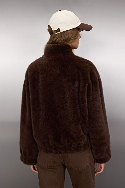 Trendyol Collection Tmavě hnědý oversize plyšový bomber kabát TWOAW26MO00063