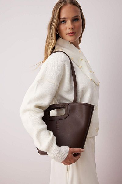 TRENDYOL SHOES Braune, detaillierte, doppelt verwendbare Eimer-Hand- und Umhängetasche TAKAW26OC00001