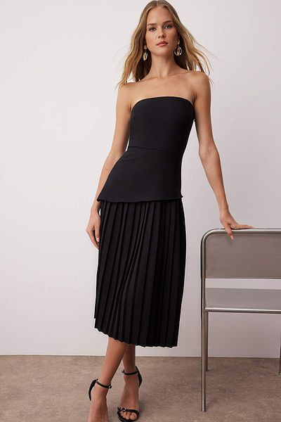 Trendyol Collection Μαύρο Πλισέ Λεπτομερές Στράπλες Μίντι Υφαντό Φόρεμα TWOSS25EL00860