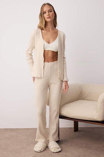 Trendyol Collection Σετ πιτζάμες μπεζ ριγέ ζακέτα και πλεκτή κοτσίδα THMAW26PT00040